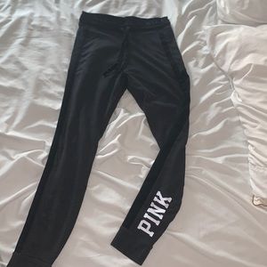 Victoria’s Secret Pink yoga leggings🤍